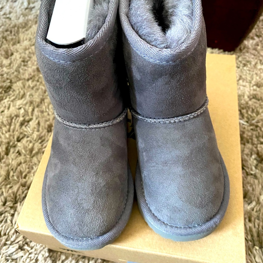 Authentic girls Ugg boots! Grey size 8C